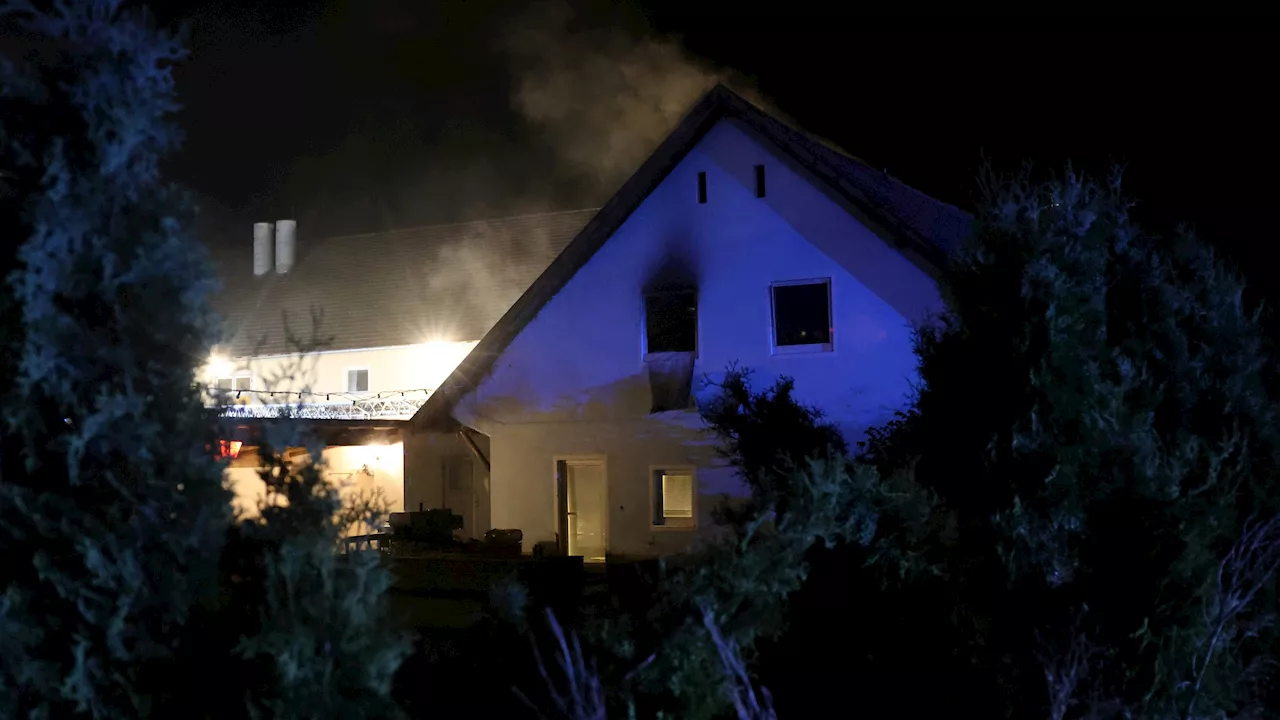 Feuerwehr rückt mitten in der Nacht zu Wohnhaus aus