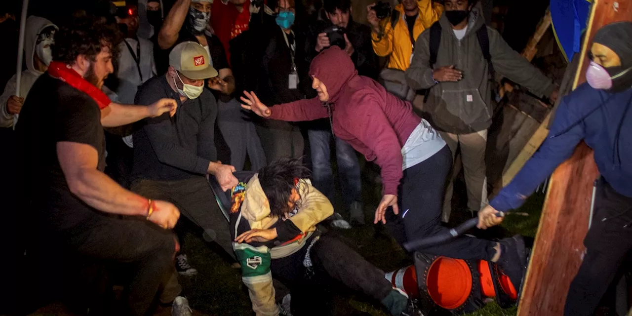 I violenti scontri tra i manifestanti pro Palestina e pro Israele all’Università della California