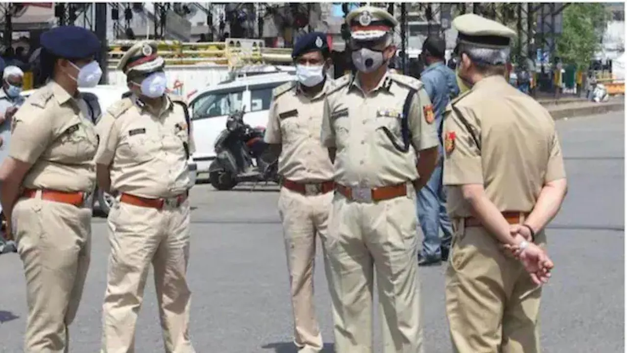 Delhi Bomb Threat: दिल्ली के दो स्कूलों में बम की धमकी से मचा हड़कंप, मौके पर पहुंची पुलिस