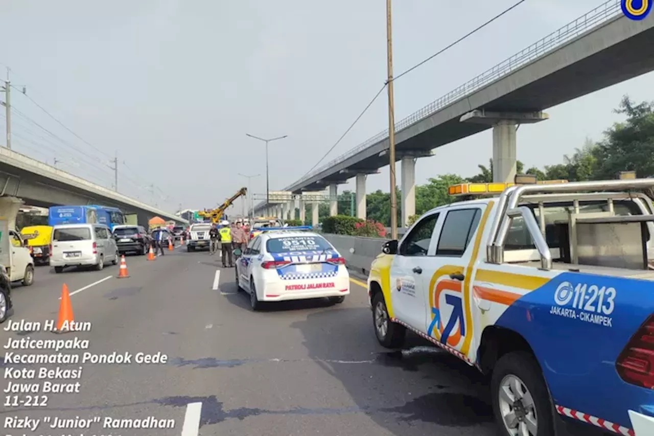 Tabrakan Avanza dengan Truk di Tol Japek, Kendaraan Terbakar