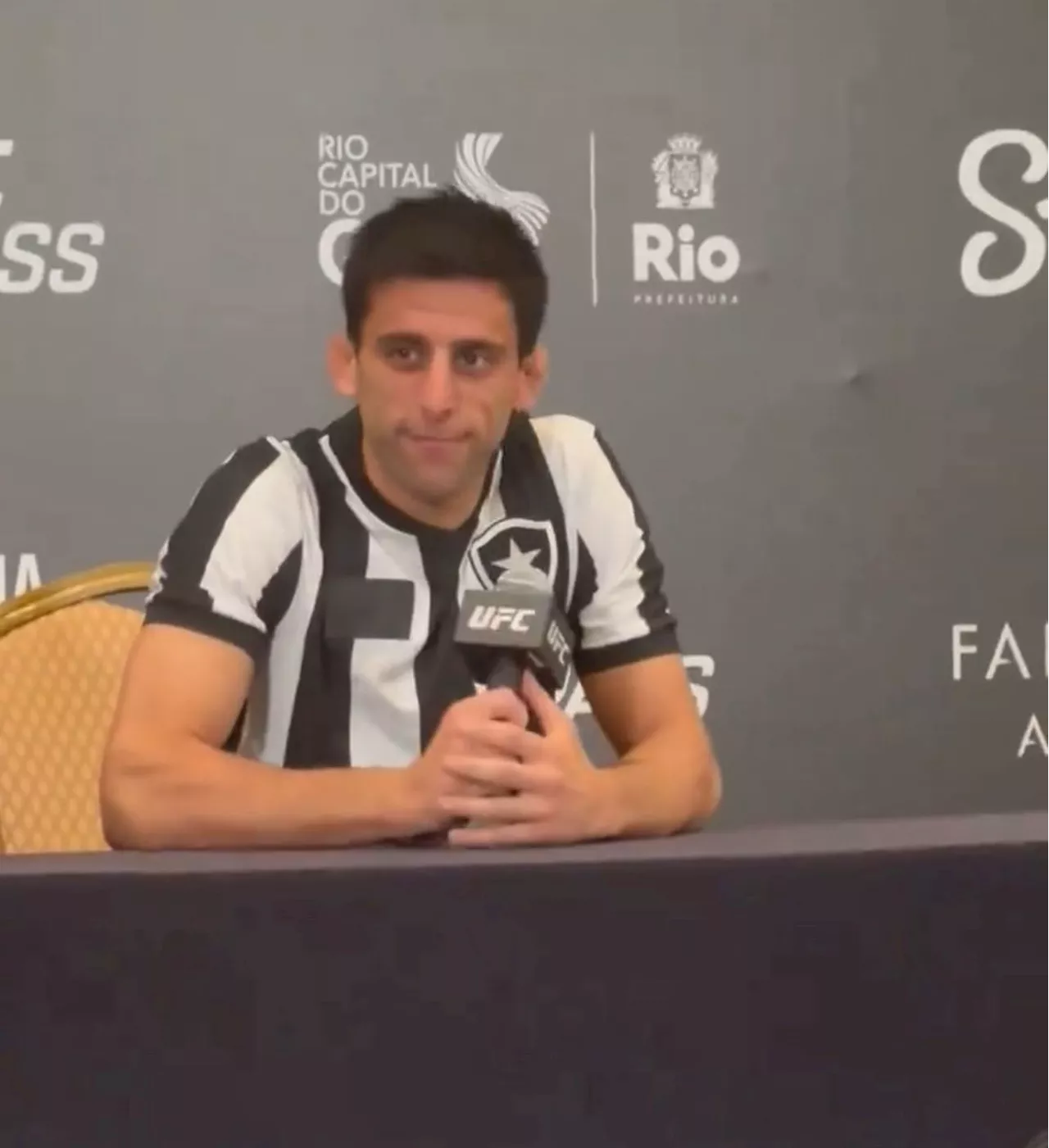 Lutador de UFC usa camisa do Botafogo no Media Day para provocar rival flamenguista