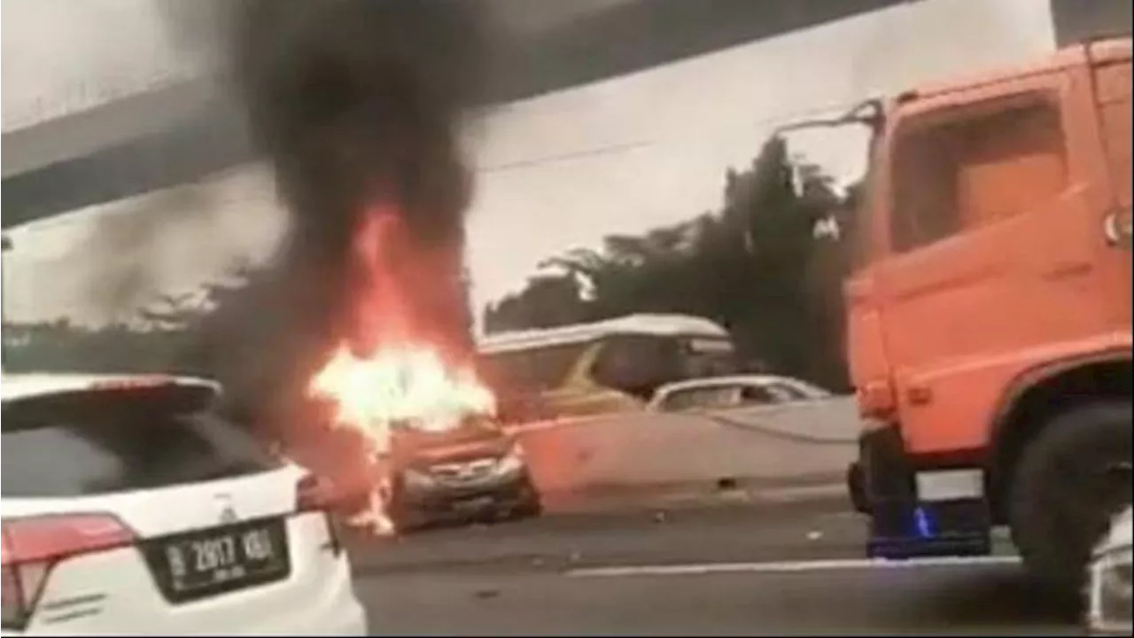 Kronologi Kecelakaan di KM 6 Tol Japek: Berawal Pecah Ban, Avanza Terbakar Ditabrak Mobil Pikap