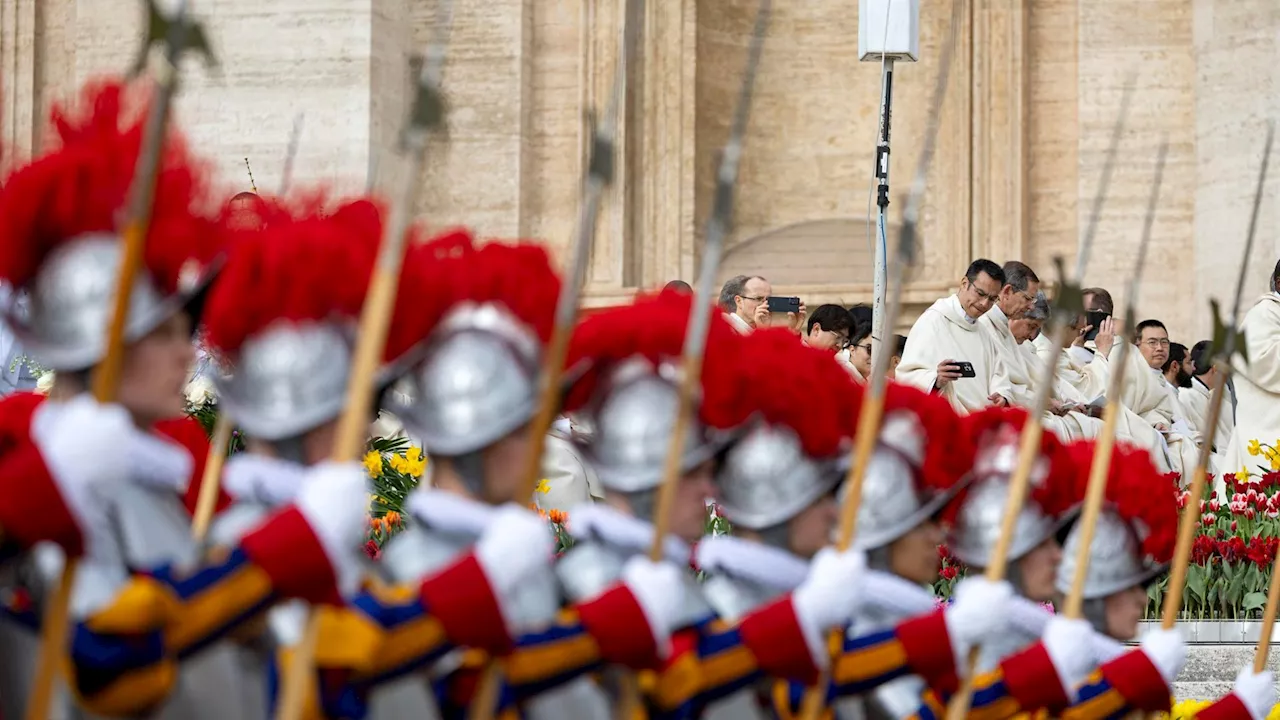 Giurano 34 nuove guardie svizzere. L’esercito del Papa torna al numero massimo: 135 militari