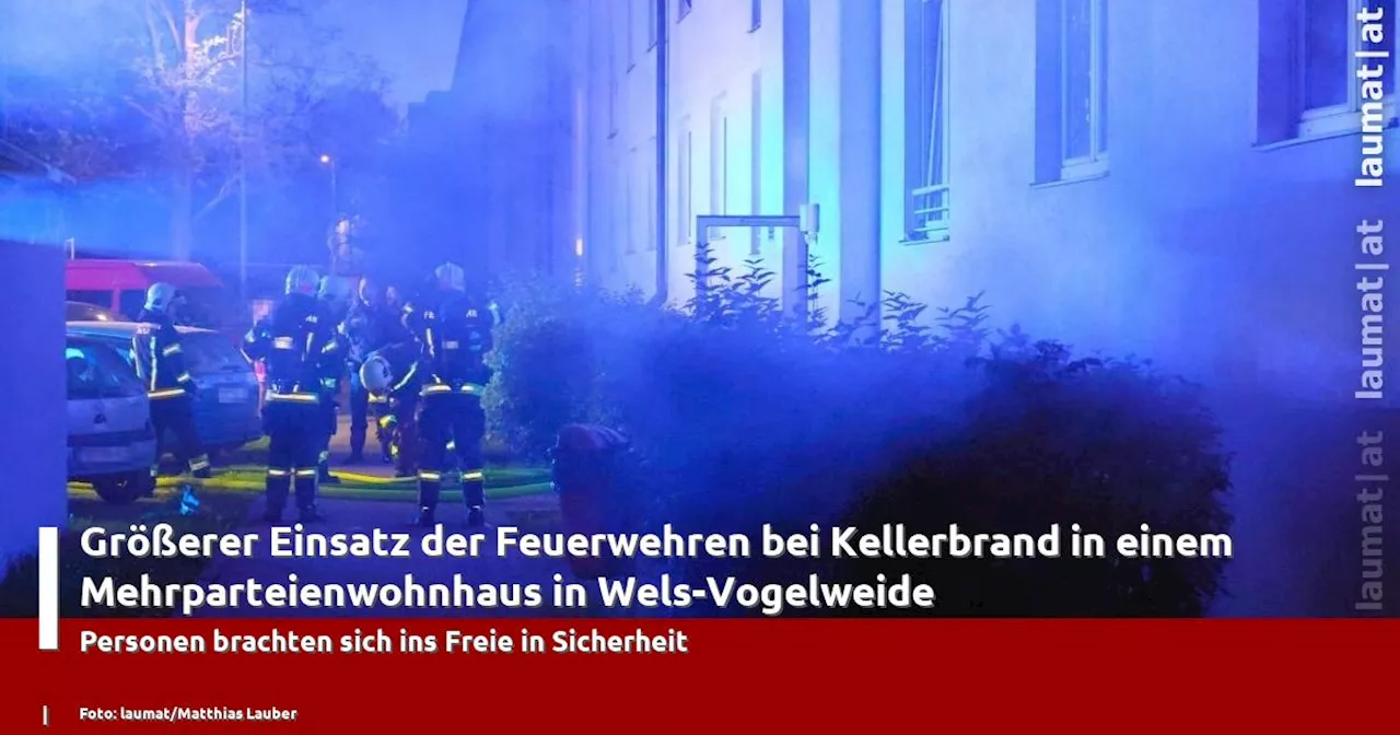 Größerer Einsatz der Feuerwehren bei Kellerbrand in einem Mehrparteienwohnhaus in Wels-Vogelweide