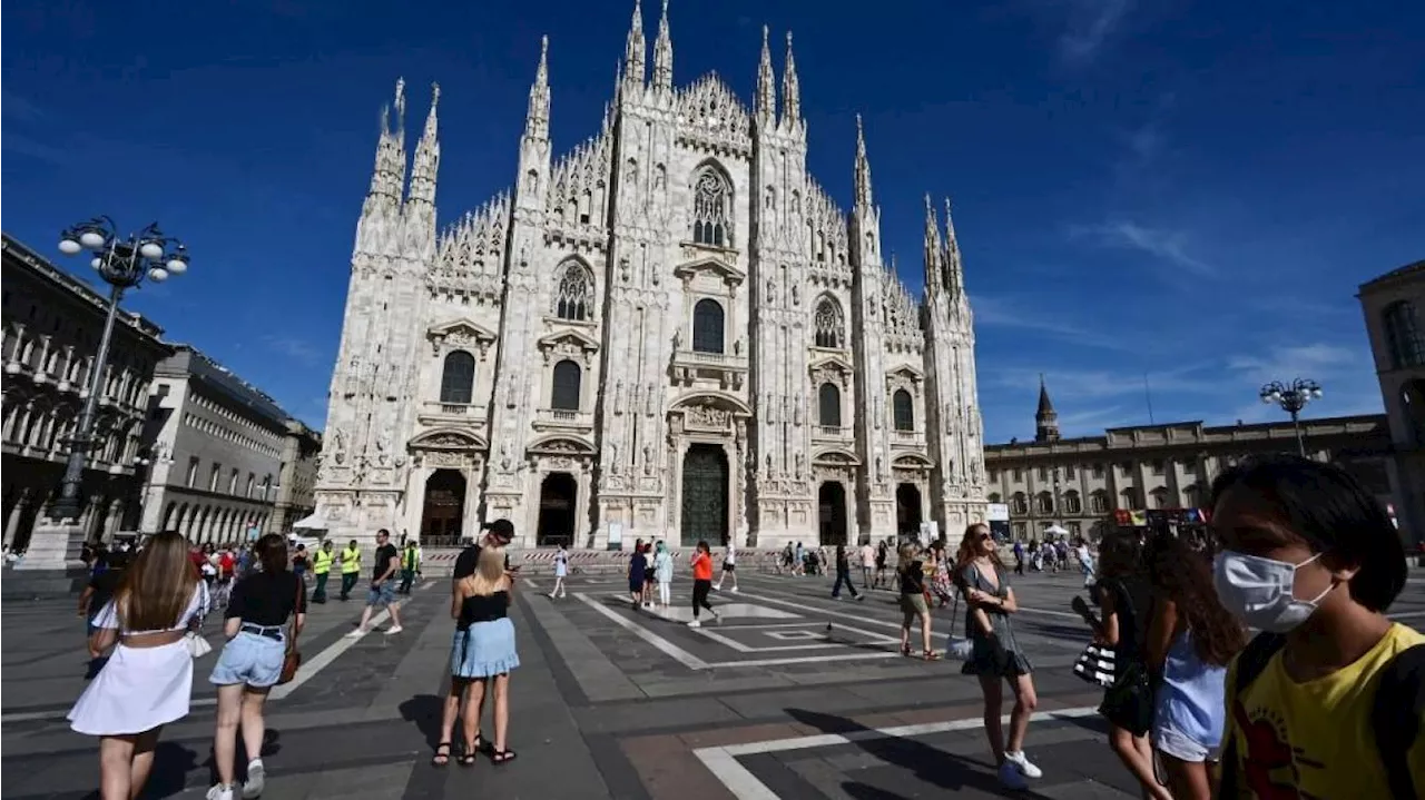 Près de 1 500 personnes réalisent des saluts fascistes dans les rues de Milan, en Italie