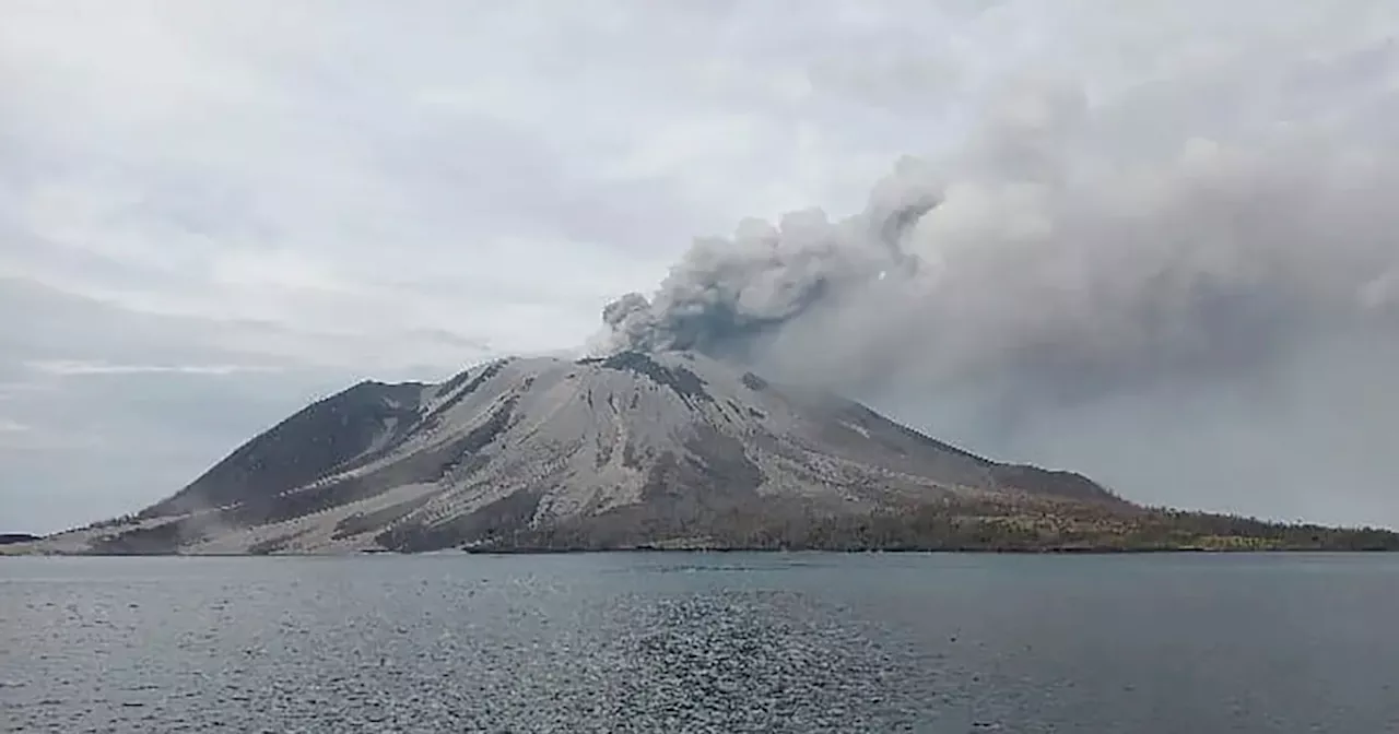 El volcán Ruang de Indonesia sigue en erupción tras forzar el cierre de escuelas y aeropuertos