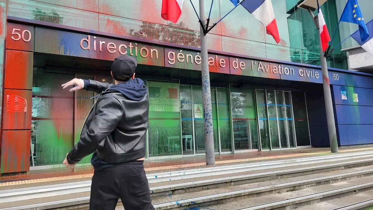 « Taxis volants » : Extinction Rebellion repeint la façade de la Direction générale de l’aviation civile