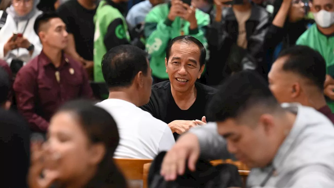 Presiden Jokowi Santap Mi Pedas Level 1 dan Sapa Warga Mataram