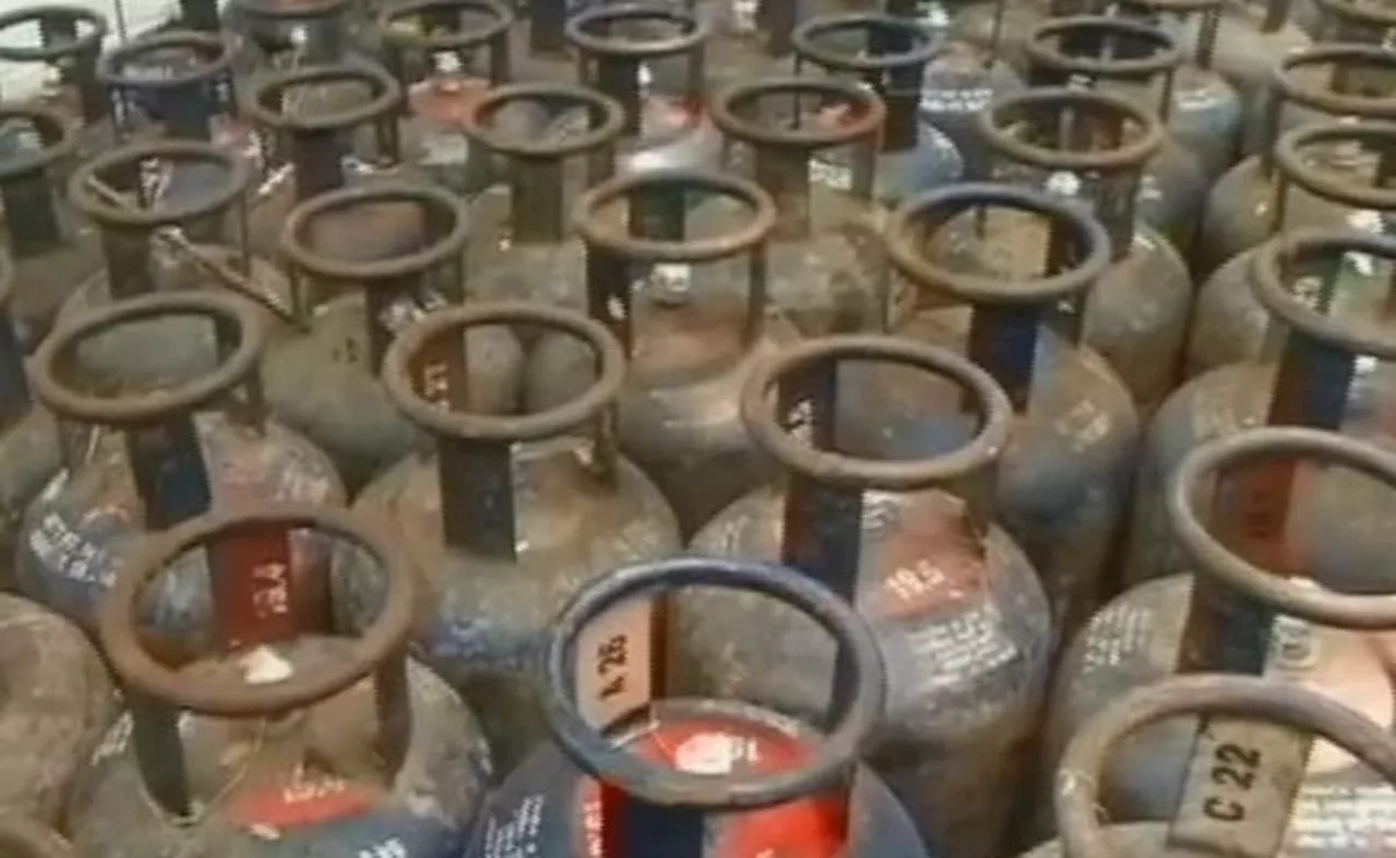 LPG Price Cut: कमर्शियल एलपीजी गैस सिलेंडर की कीमतों में कटौती, जानें कितना हुआ सस्ता