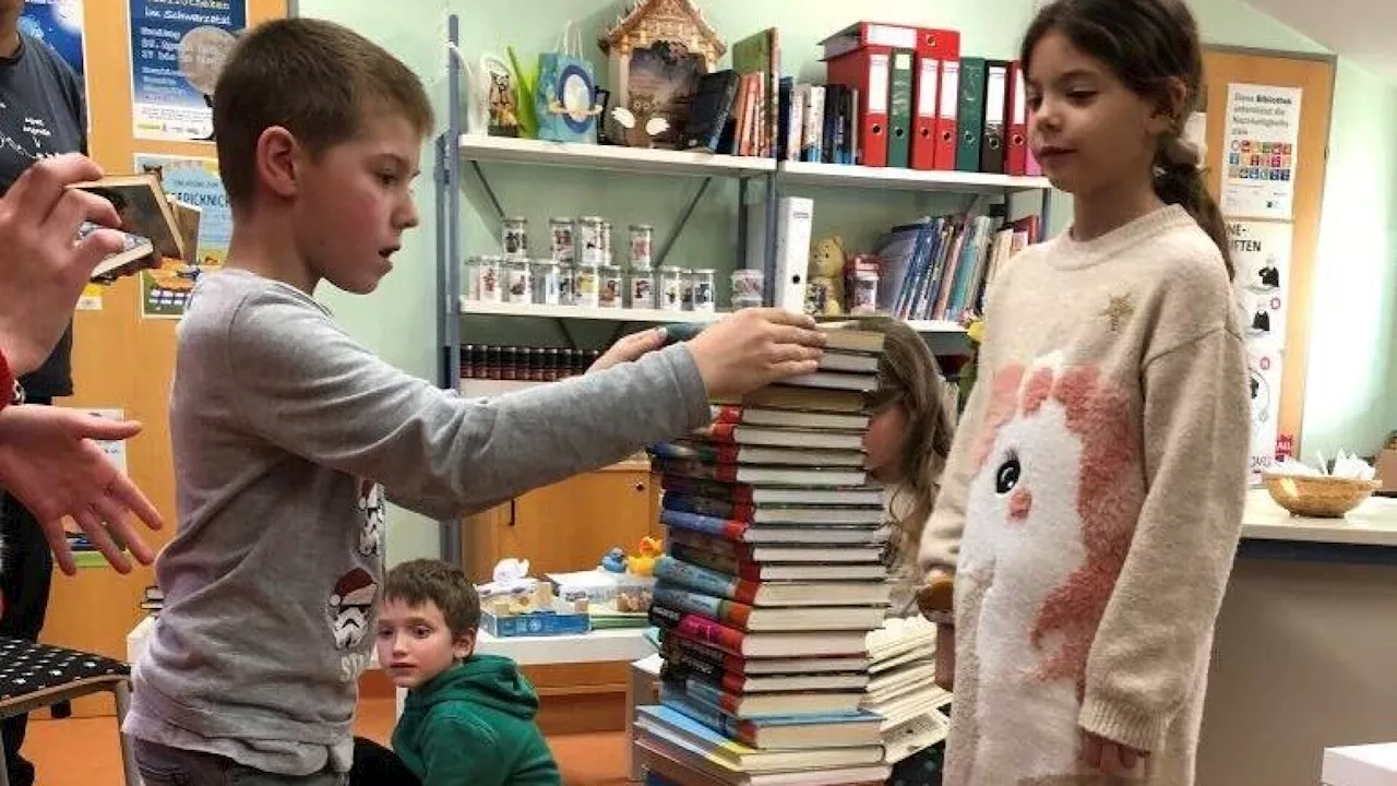 Kinder stapelten 48 Bücher zu einem Turm in Gloggnitz