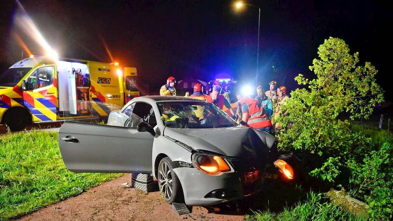 112-nieuws: auto botst op boom • automobilist (17) rijdt zonder verlichting