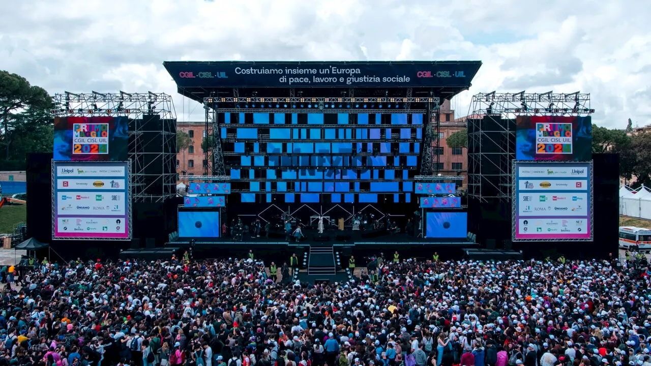 La pioggia manda in tilt il concertone del primo maggio, cantanti sul palco con venti minuti di ritardo