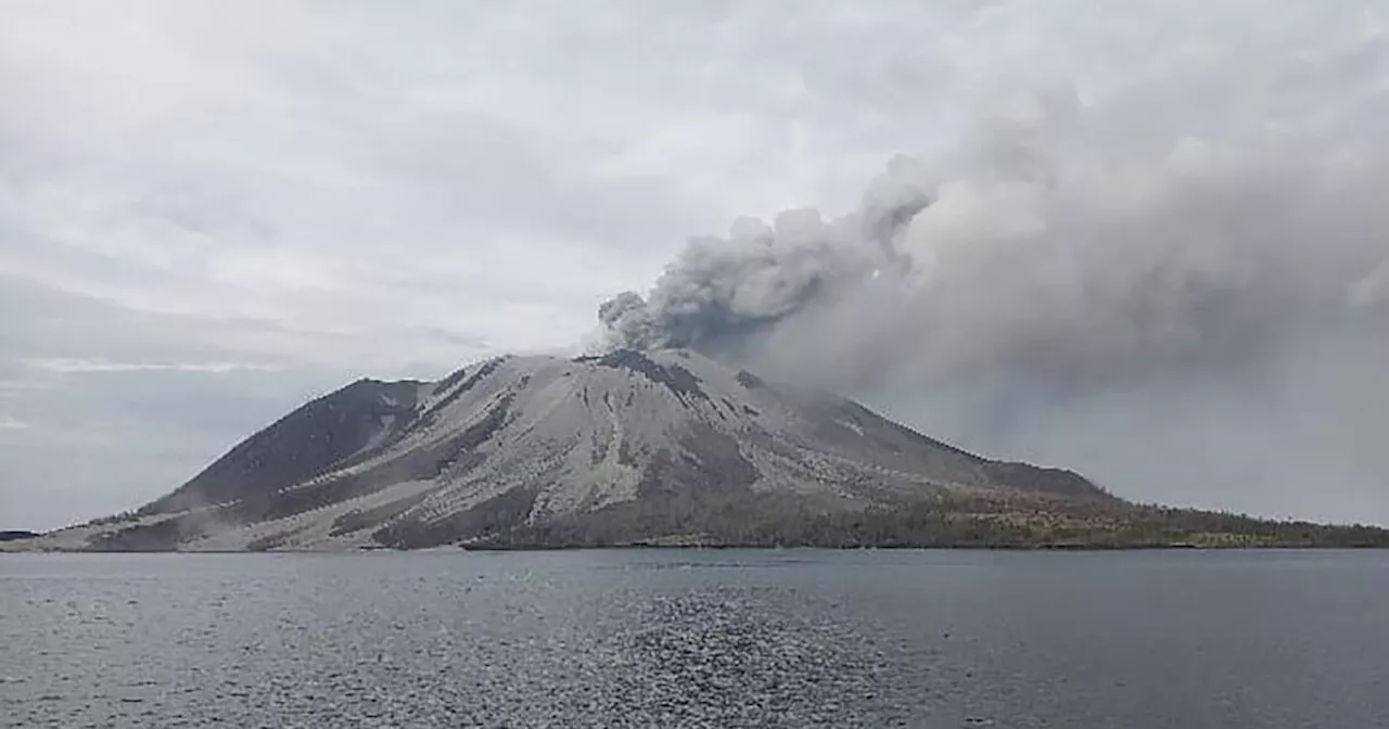 El volcán Ruang de Indonesia sigue en erupción tras forzar el cierre de escuelas y aeropuertos