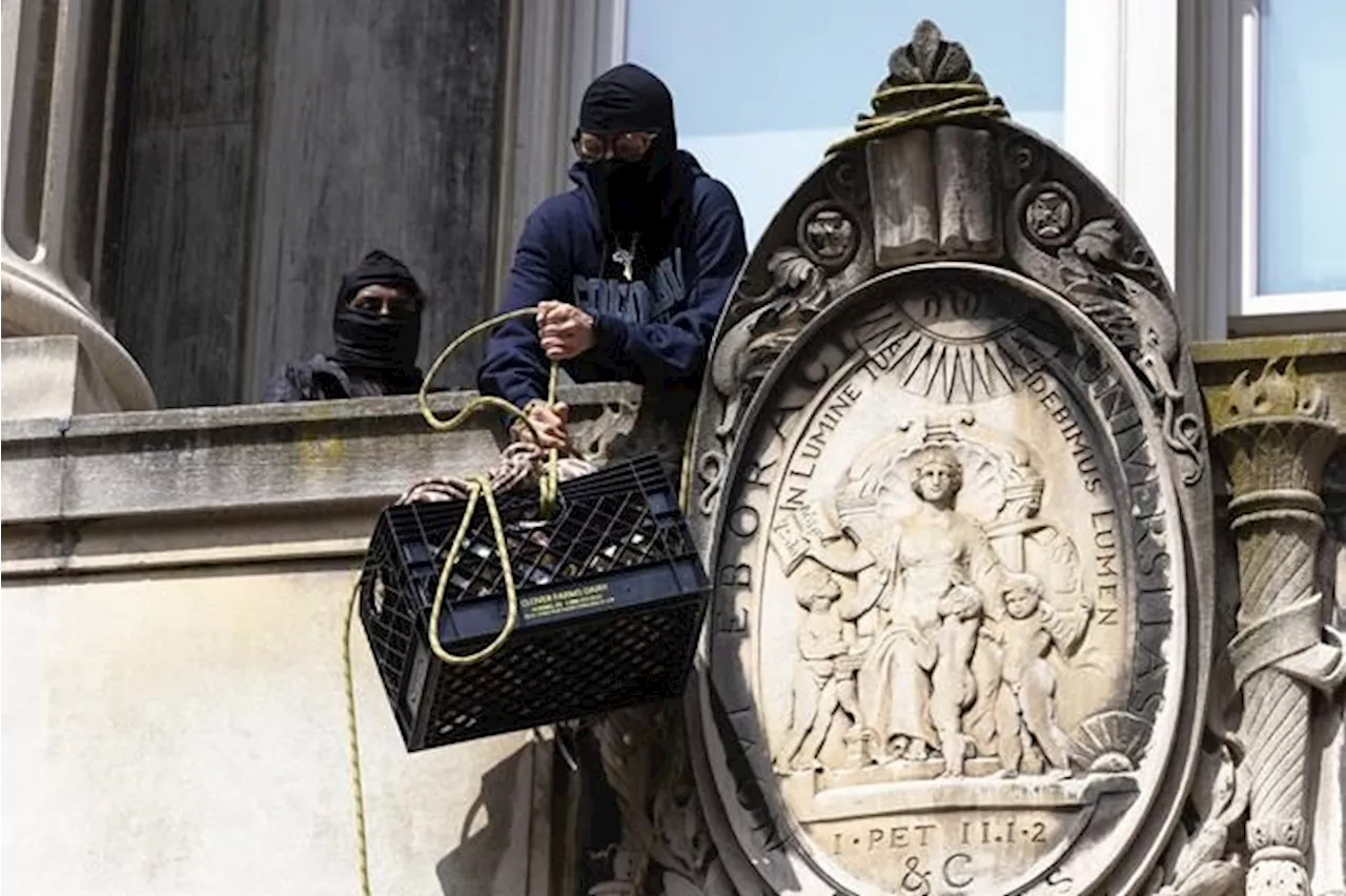 Large numbers of New York City police officers begin entering Columbia University campus