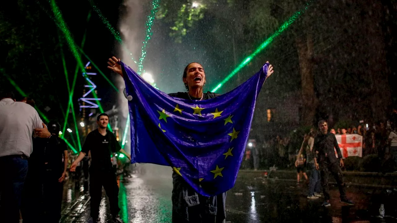 Tränengas und Wasserwerfer: Polizei in Georgien geht hart gegen proeuropäische Demonstranten vor