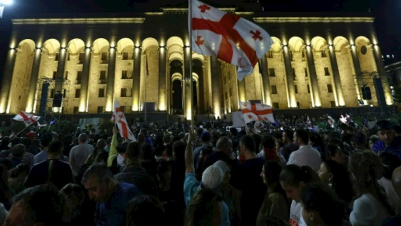 Zehntausende Menschen demonstrieren in Georgien gegen Gesetz zur 'ausländischen Einflussnahme'