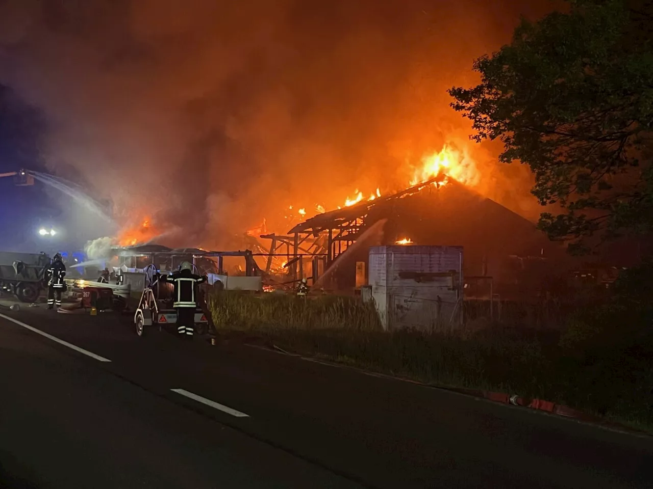 Rettungskräfte suchen nach Brand in Wallis nach möglichen Opfern