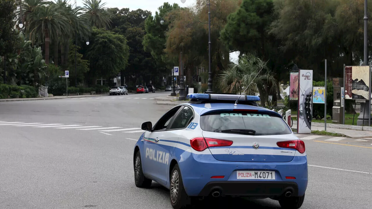 Violenza sessuale su bambini di 6 e 10 anni davanti a una scuola: arrestato pedofilo