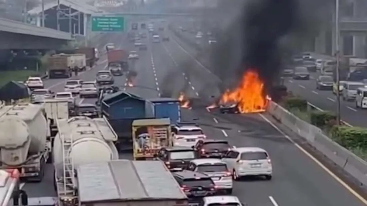 Detik-detik Avanza Terbakar Usai Ditabrak Pikap di Tol Japek