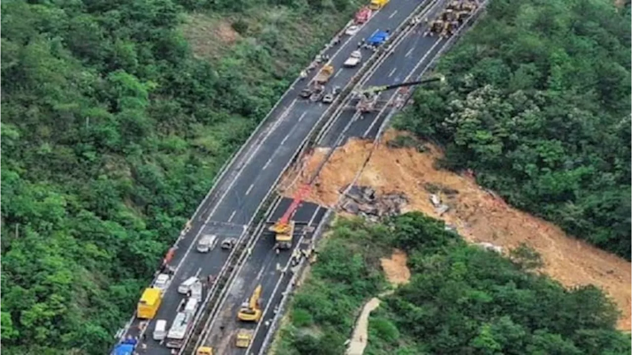 Jalan di Guangdong China Ambles 18 Meter, Puluhan Mobil Terperosok 24 Tewas