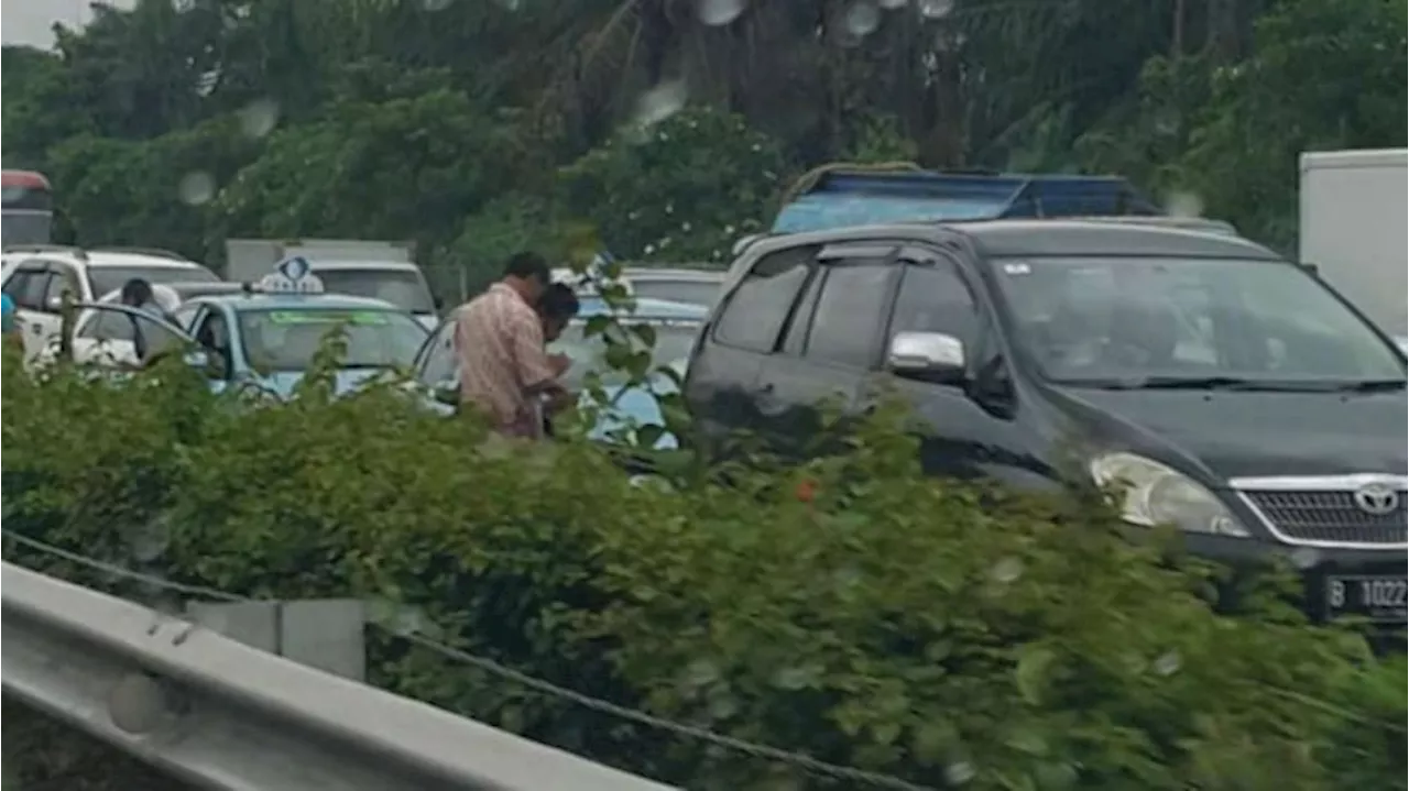 Kecelakaan di Tol Japek, Avanza Kebakar Mobil Pikap Terbalik