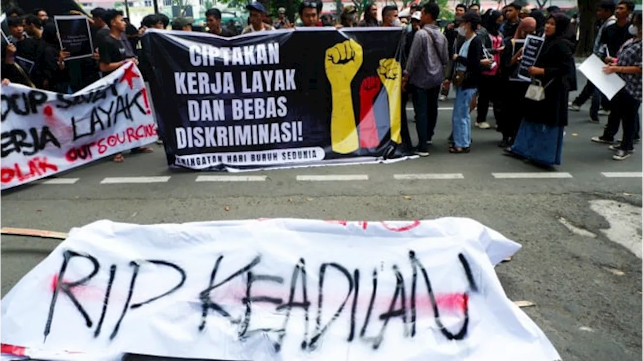 Peringati May Day, Buruh di Medan Bawa Kerenda Mayat Simbol Matinya Keadilan