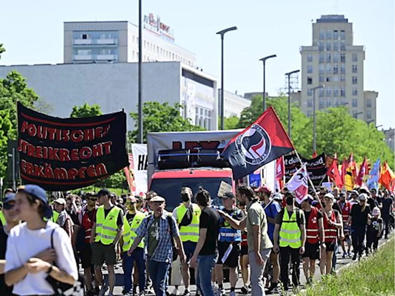 Mehr als Zehntausend bei linken Demos in Deutschland