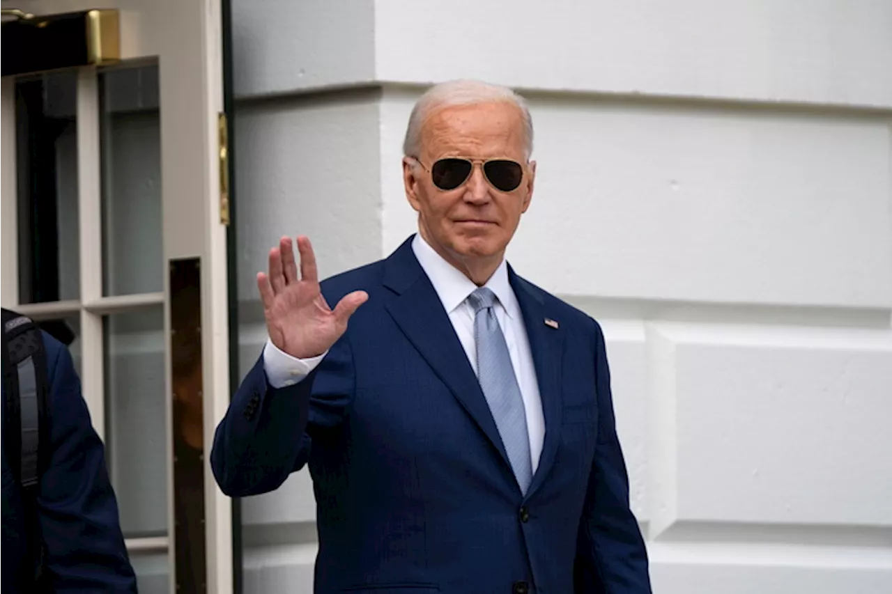 Il presidente Biden esce dalla Casa Bianca