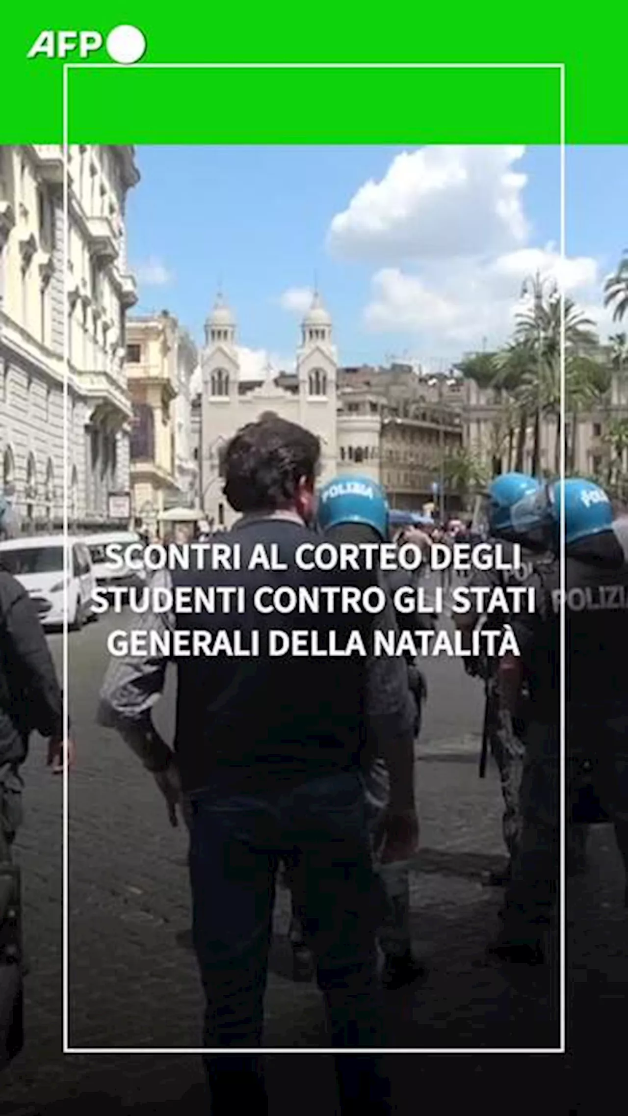 Roma, scontri al corteo degli studenti contro gli Stati generali della natalita'