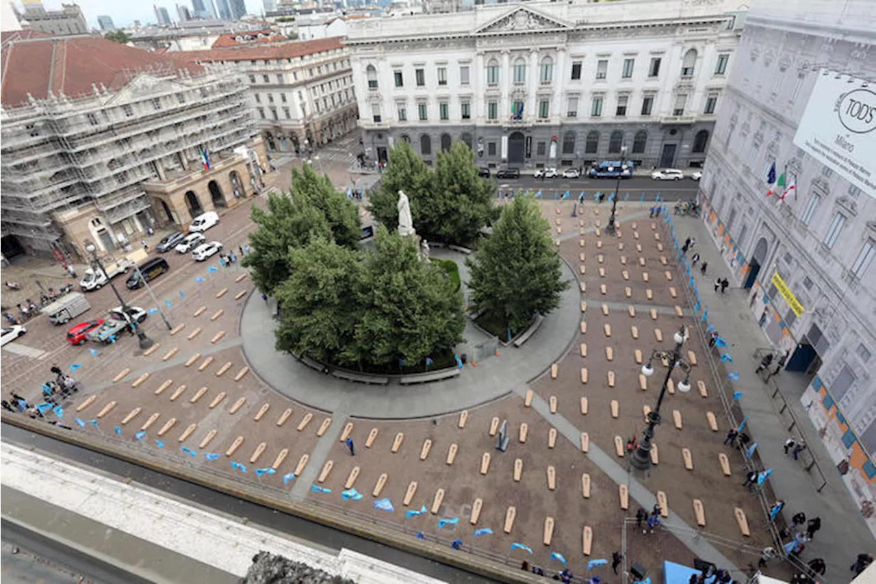 Uil porta 172 bare in piazza Scala a Milano contro i morti sul lavoro