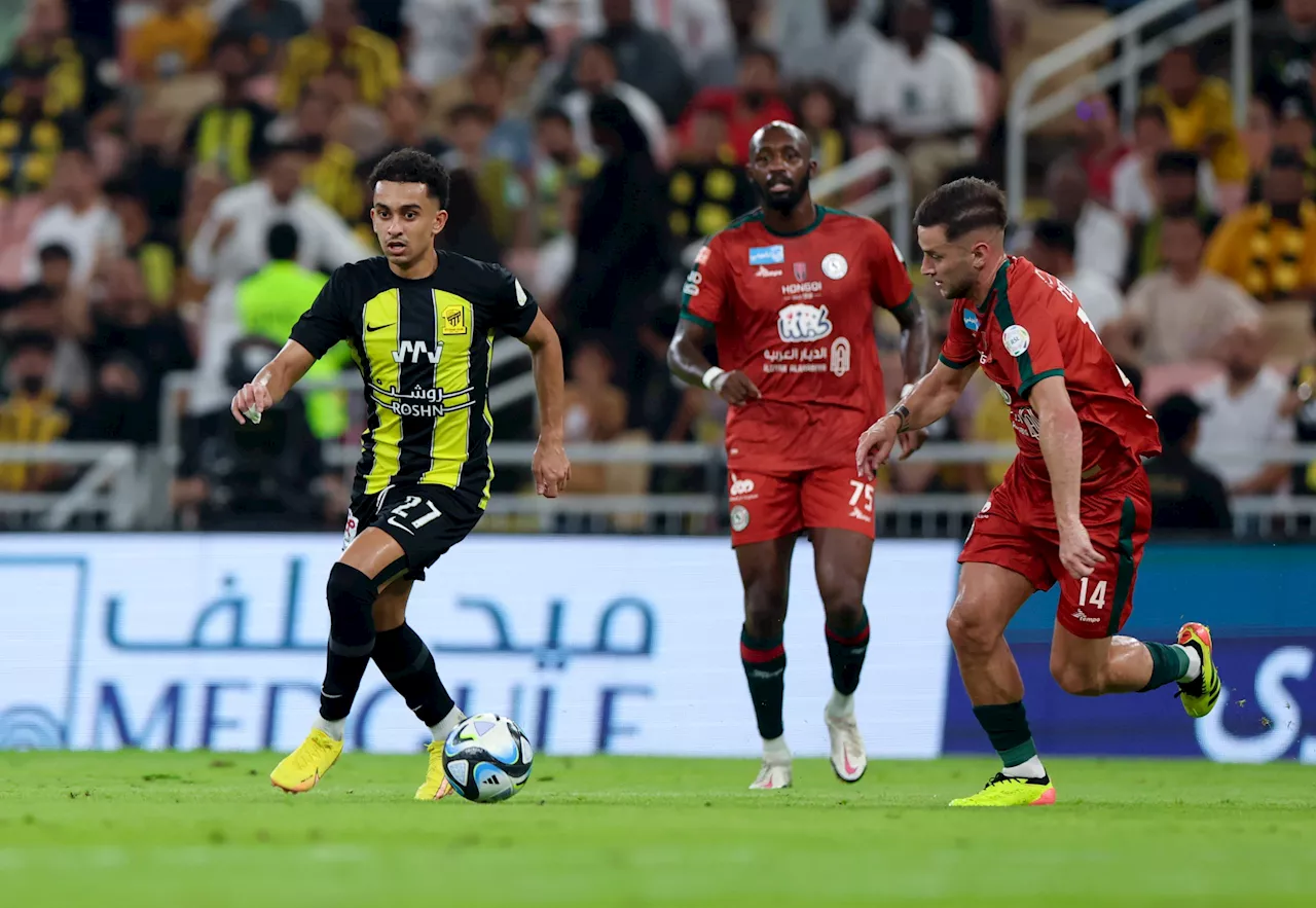 خبير تحكيمي يعلق على خمس حالات لمباراة الاتفاق والاتحاد