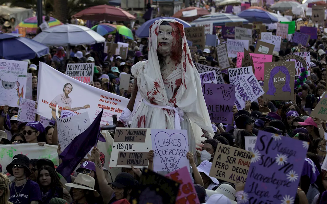 Madres de víctimas de feminicidio y niños huérfanos marcan el Día de las Madres en México