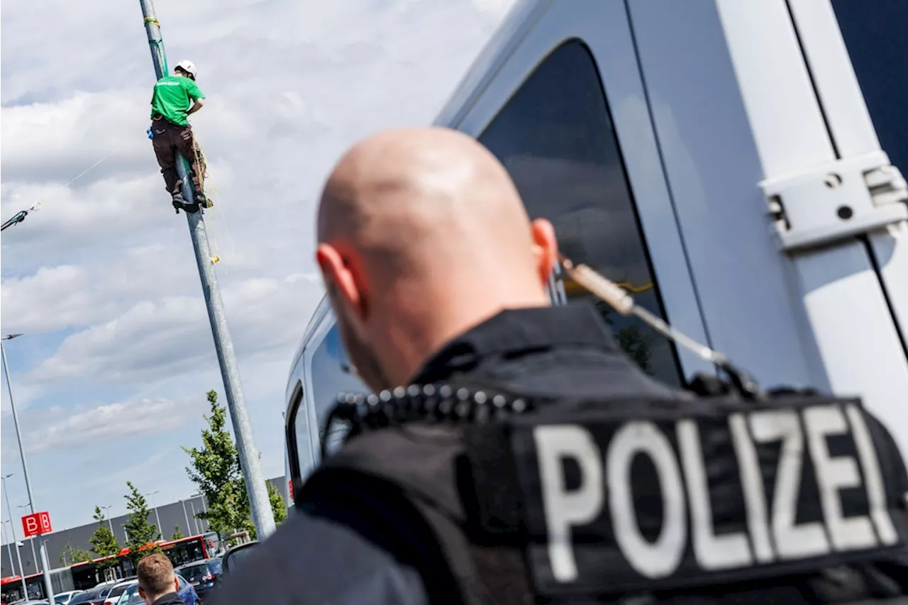 Tesla in Grünheide: Protest eskaliert, Radikale versuchen, Werk zu stürmen