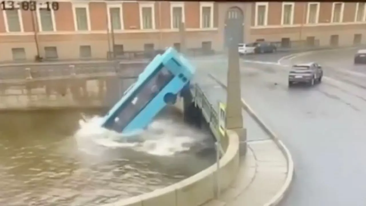 Horror-Unfall in St. Petersburg: Bus außer Kontrolle stürzt in Fluss