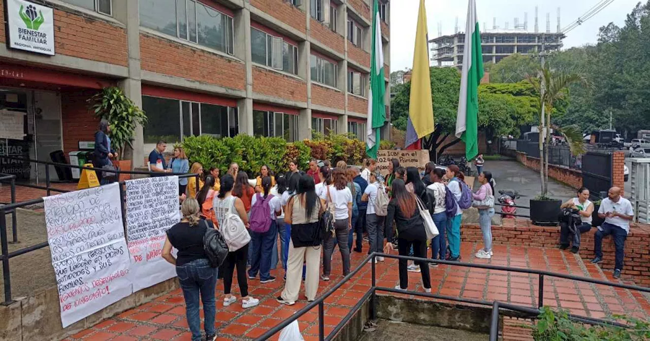 Funcionarios de hogares del ICBF protestaron en la sede de Antioquia por retrasos en los pagos