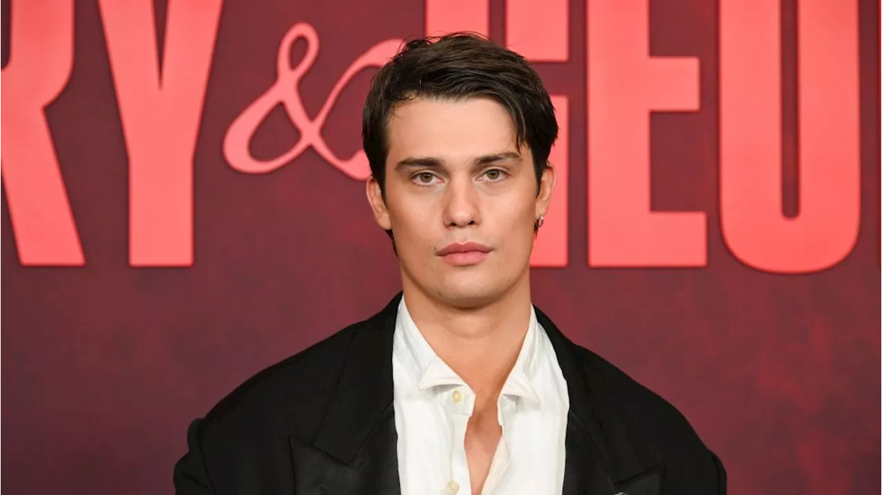 Nicholas Galitzine diz que se sente como um “pedaço de carne” na prateleira