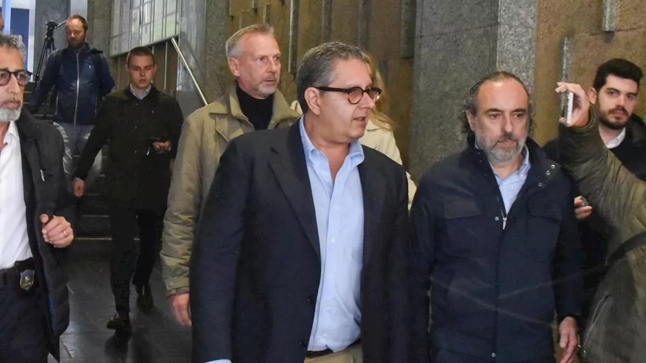 Toti in tribunale per l'interrogatorio di garanzia: non ha risposto alle domande del gip. L'avvocato: «Chiederemo la revoca dei domiciliari»