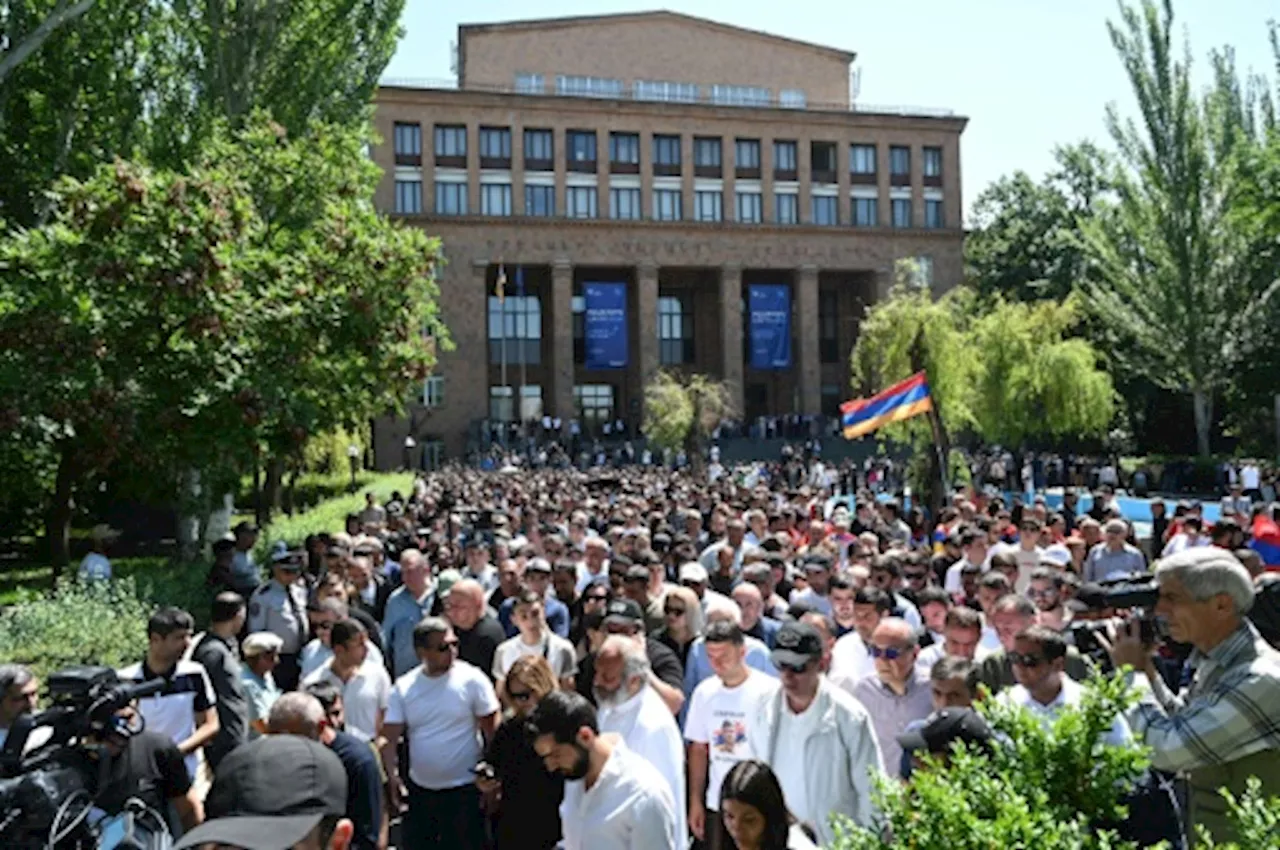 Des dizaines de milliers d'Arméniens manifestent contre le transfert de terres à l'Azerbaïdjan