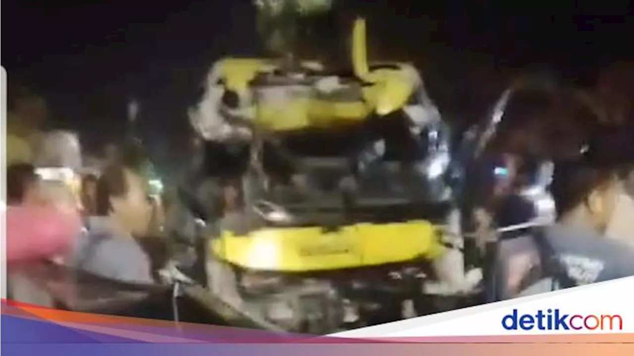 Mobil Ditumpangi Ketua Bawaslu Jember Terlibat Laka Beruntun, 2 Dilaporkan Tewas