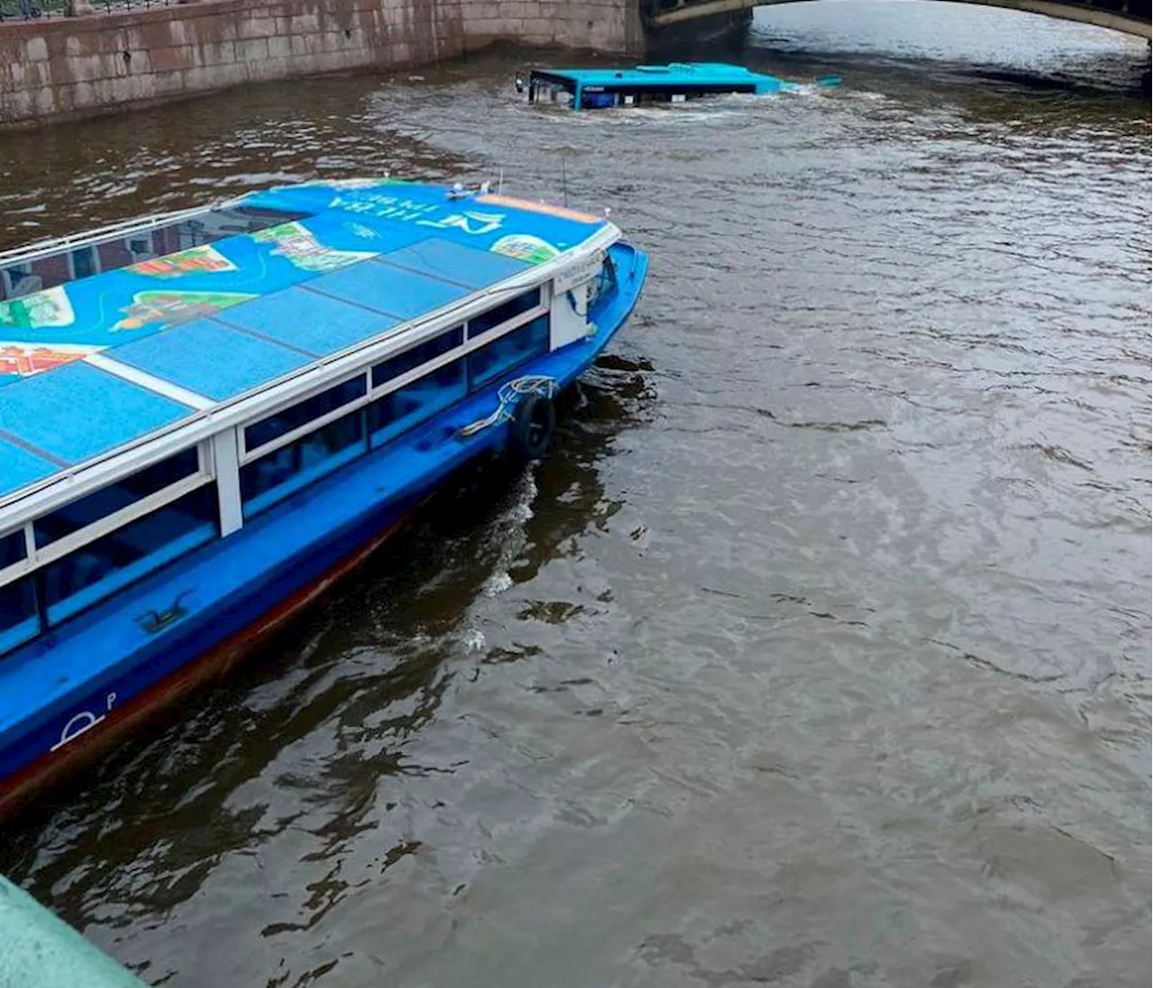 Video: bus se estrelló contra varios autos y luego cayó en un río; hay 3 muertos