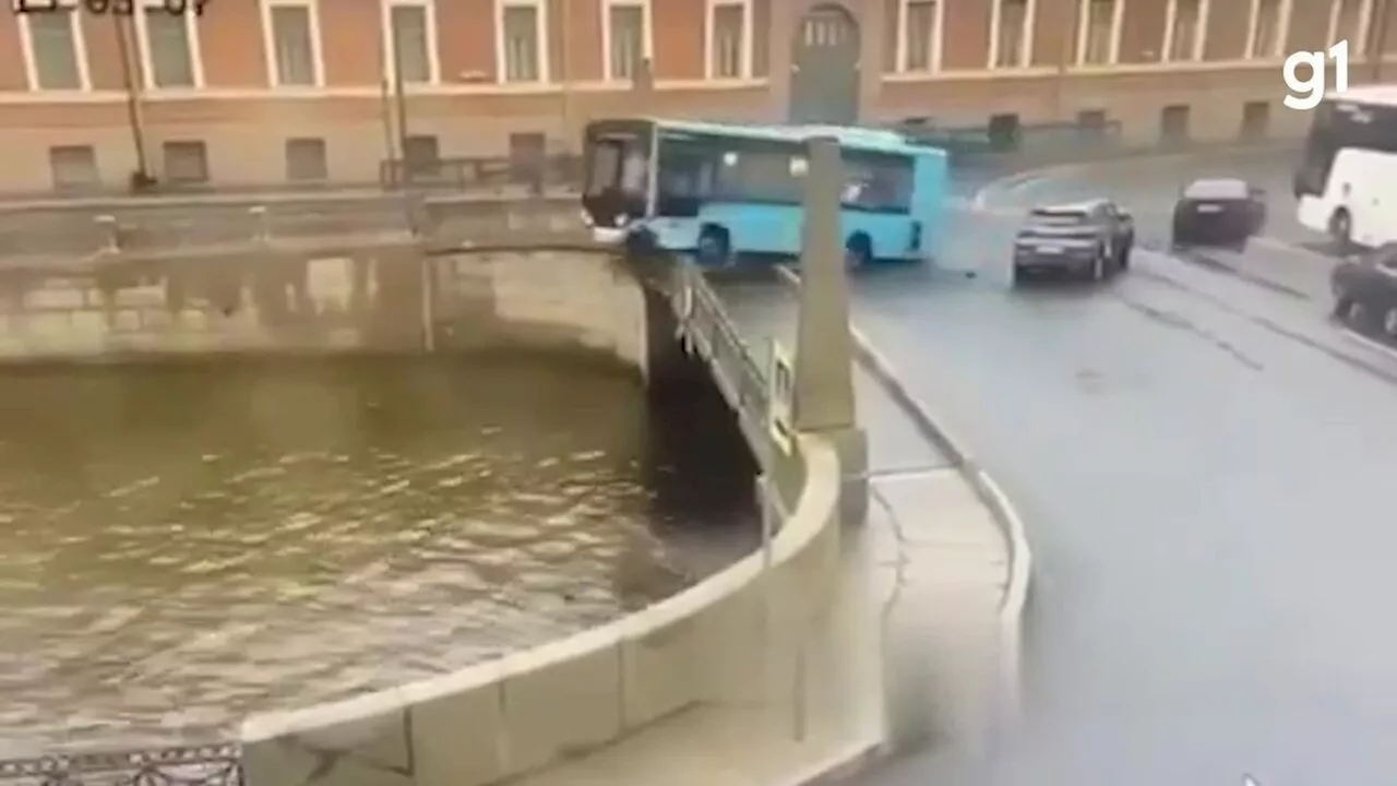 VÍDEO: Ônibus cai em rio em São Petersburgo, na Rússia, e 3 morrem