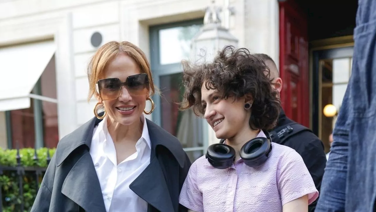 Jennifer Lopez: Hand in Hand mit ihrem Kind Emme in Paris