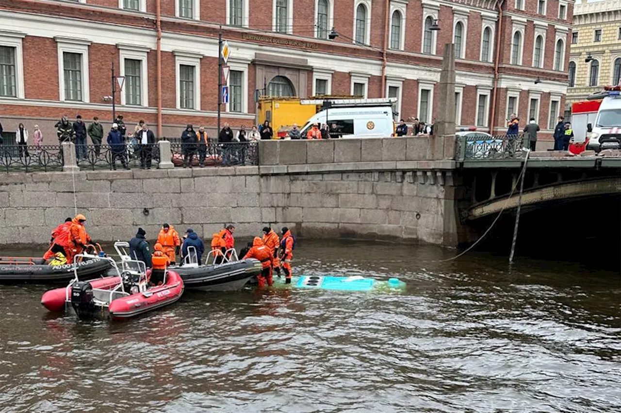 Спасатели достали всех пассажиров из утонувшего в Петербурге автобуса