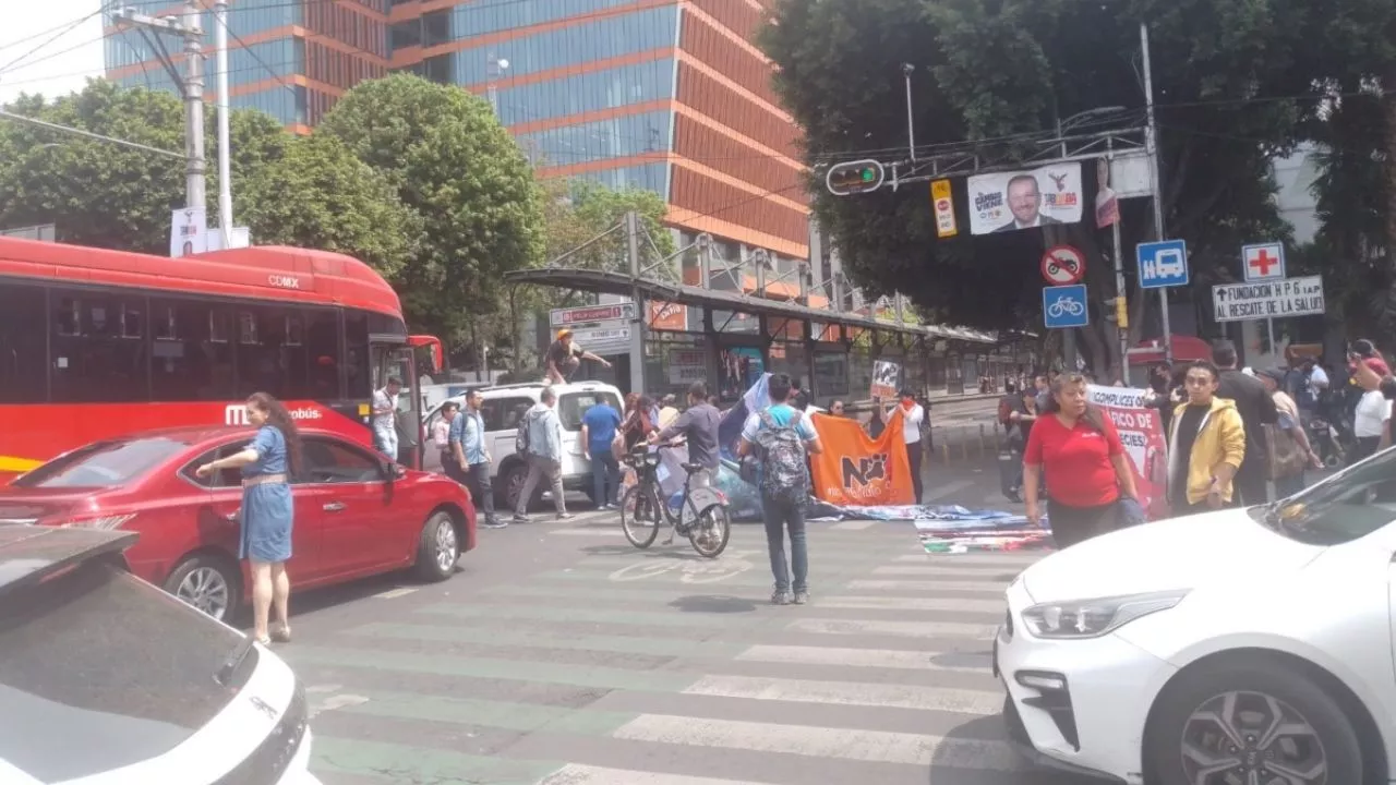 Bloquean Avenida Insurgentes, altura Metrobús Félix Cuevas; acusan a Arturo Islas por presunto tráfico de animales