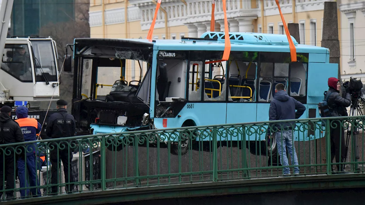 Linienbus stürzt in Fluss – 7 Menschen tot