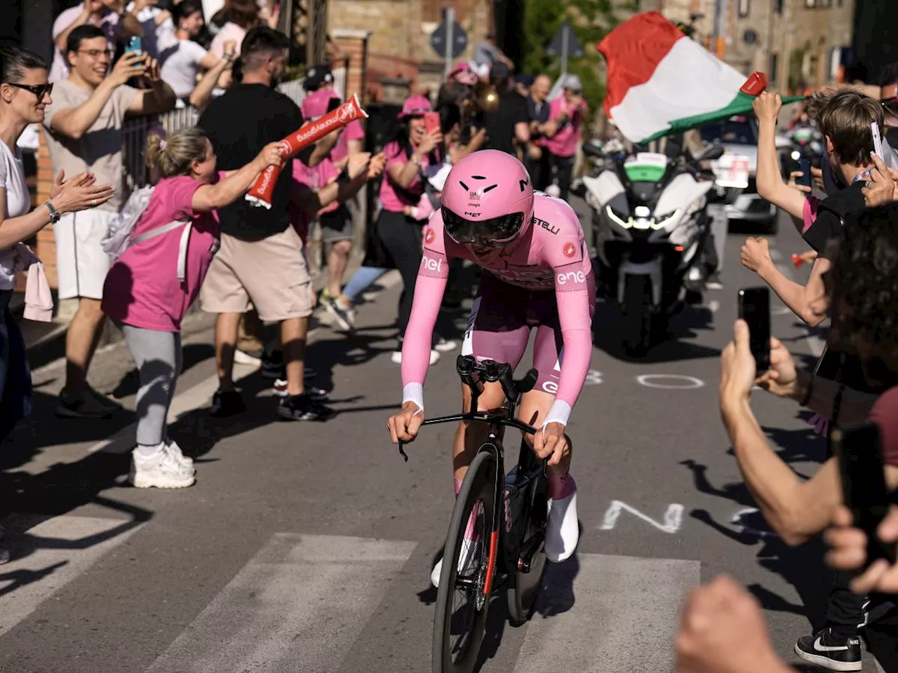 Giro, immenso Pogacar: batte Ganna nella cronometro e schianta Thomas