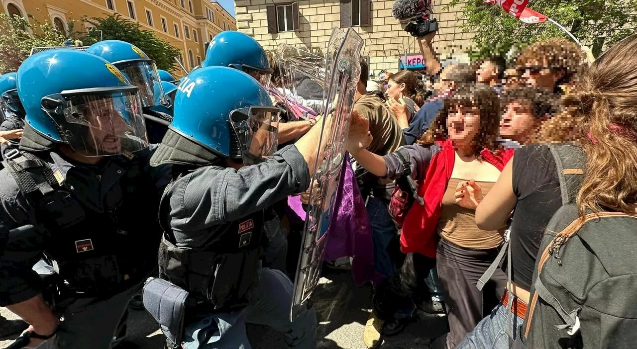 Roma, scontri tra manifestanti e polizia: studenti verso gli Stati generali della natalità fermati dagli agent