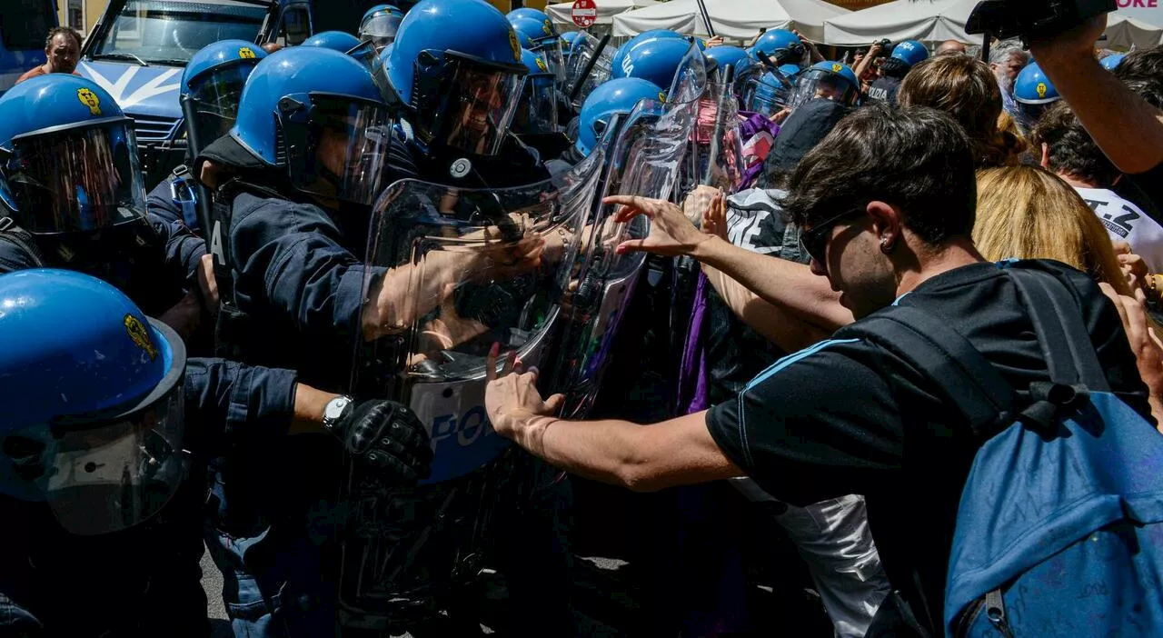 Scontri studenti-polizia a Roma: clima sempre più caldo. E anche il 2 giugno divide