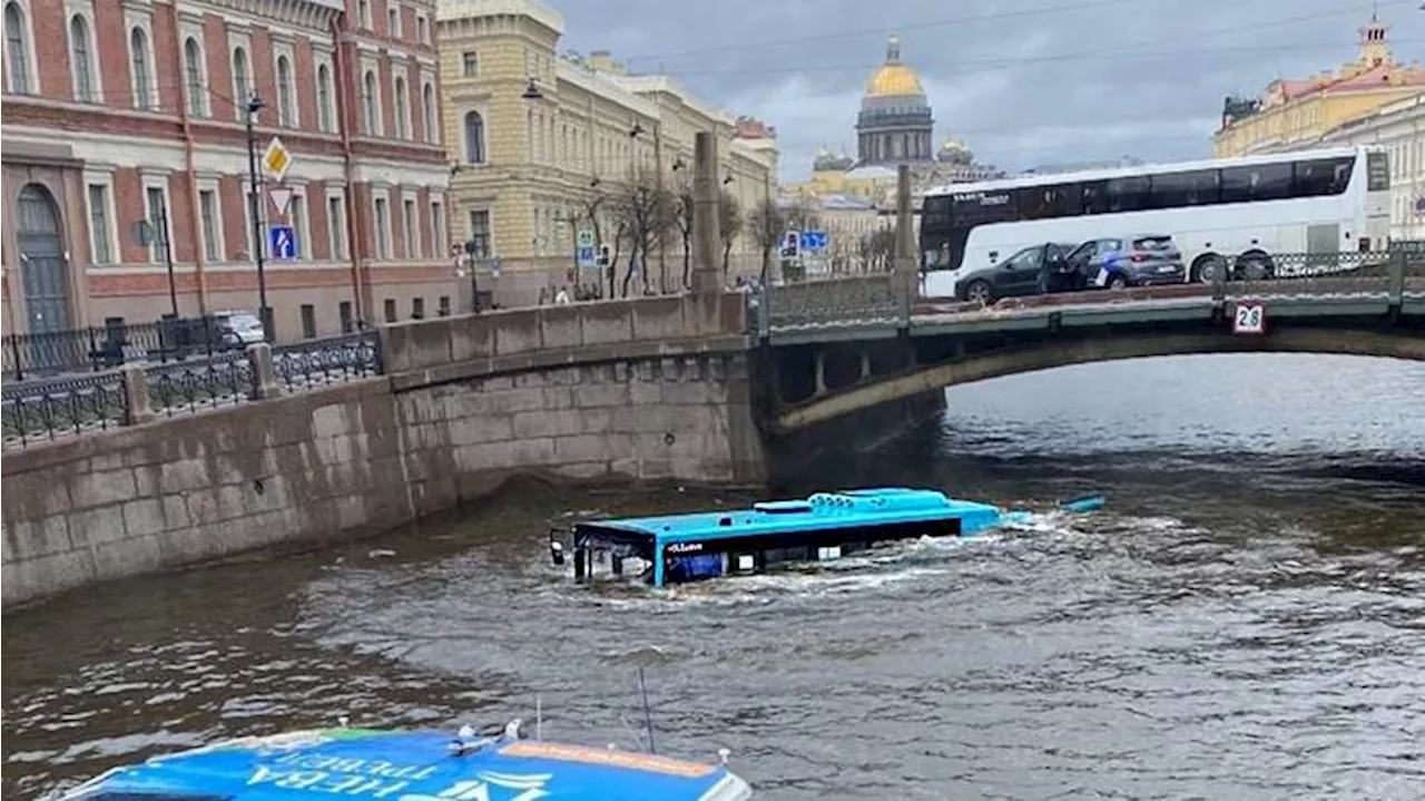 МВД начало проверку по факту падения автобуса с пассажирами в реку в Петербурге