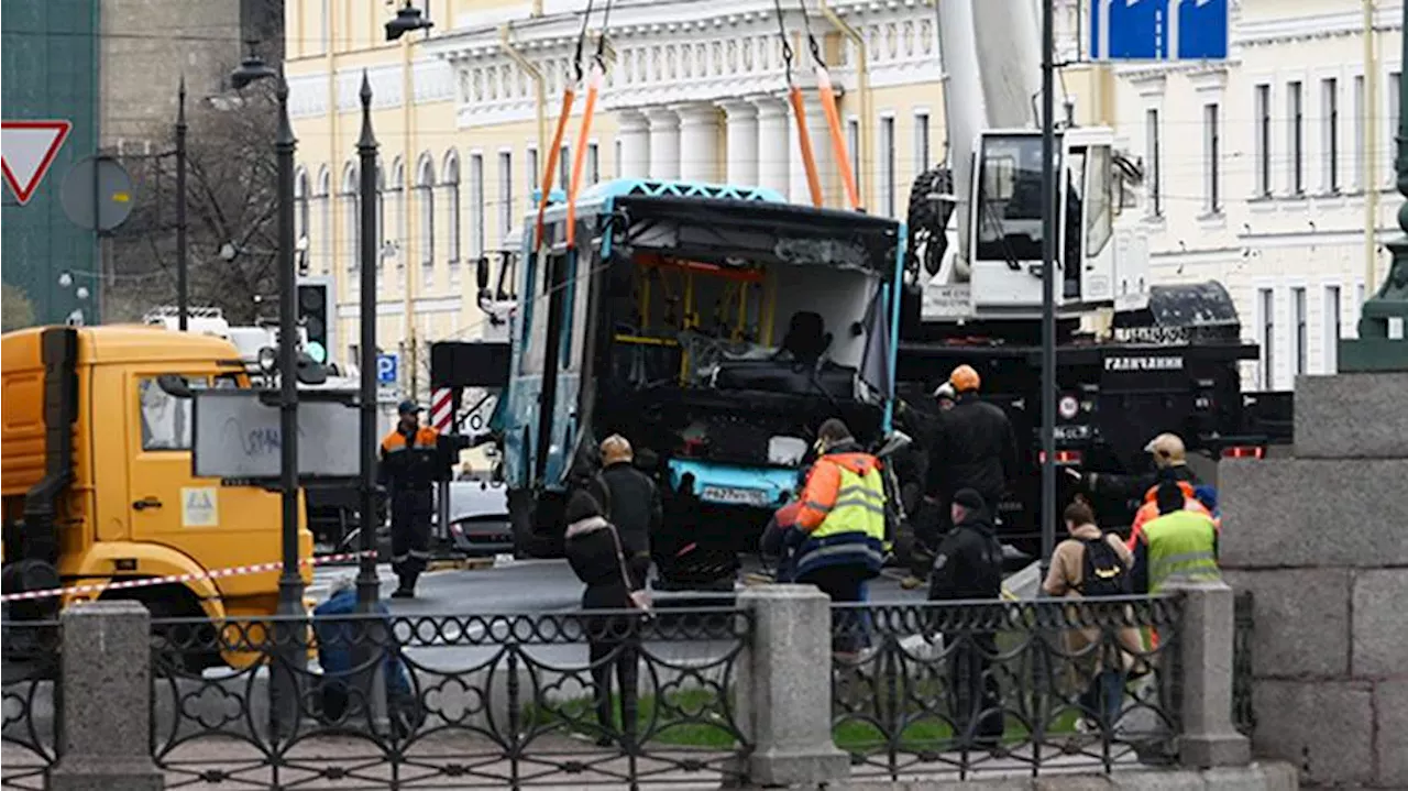 СК сообщил о семи погибших в результате падения автобуса в реку в Петербурге